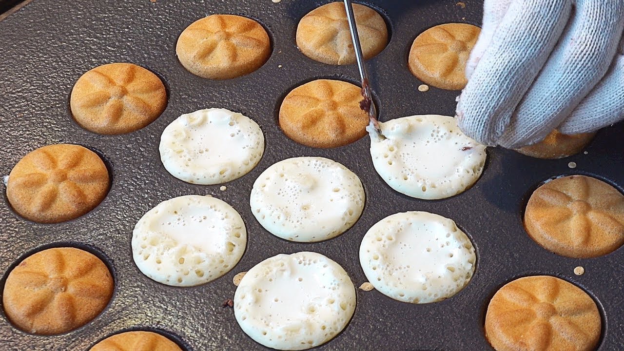 Chrysanthemum Bread (Gukhwa-Ppang) - Korean Street Food