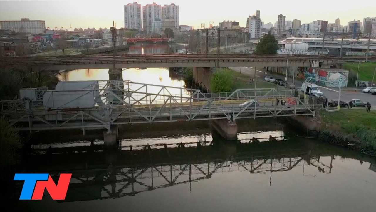 Otra tragedia en el Riachuelo: un auto cayó del Puente Bosch