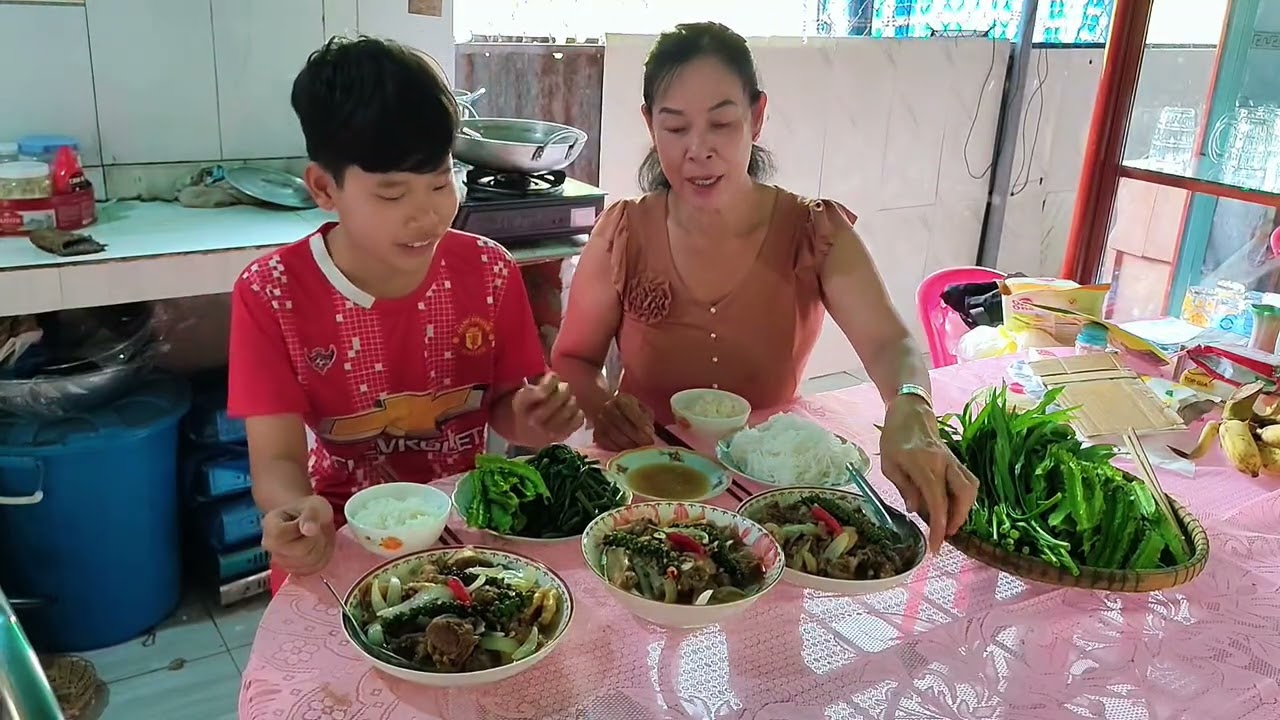 Vịt nấu tiêu ăn cùng với mớ rau luộc, ăn cùng hai bà cháu/CLMT 