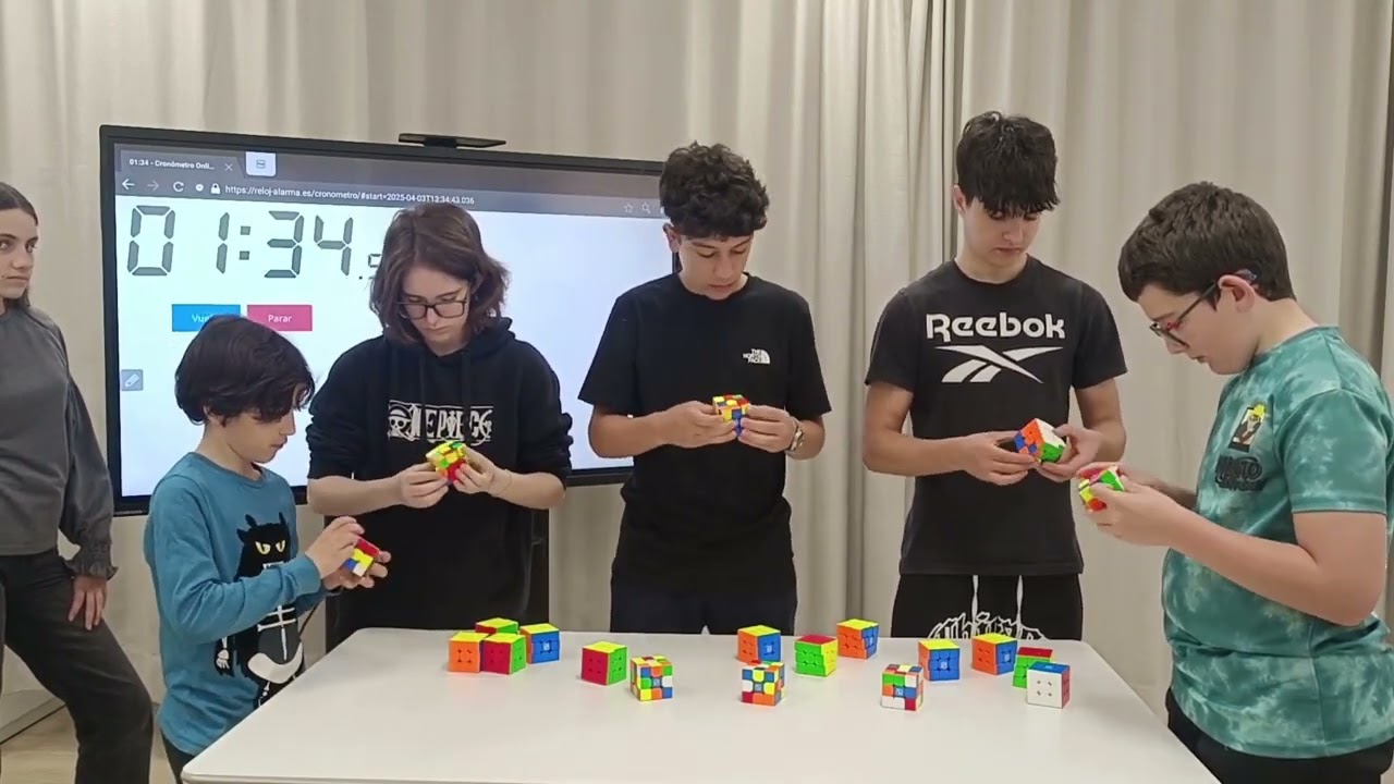 Resolver 20 cubos RUBIK en el menor tiempo posible