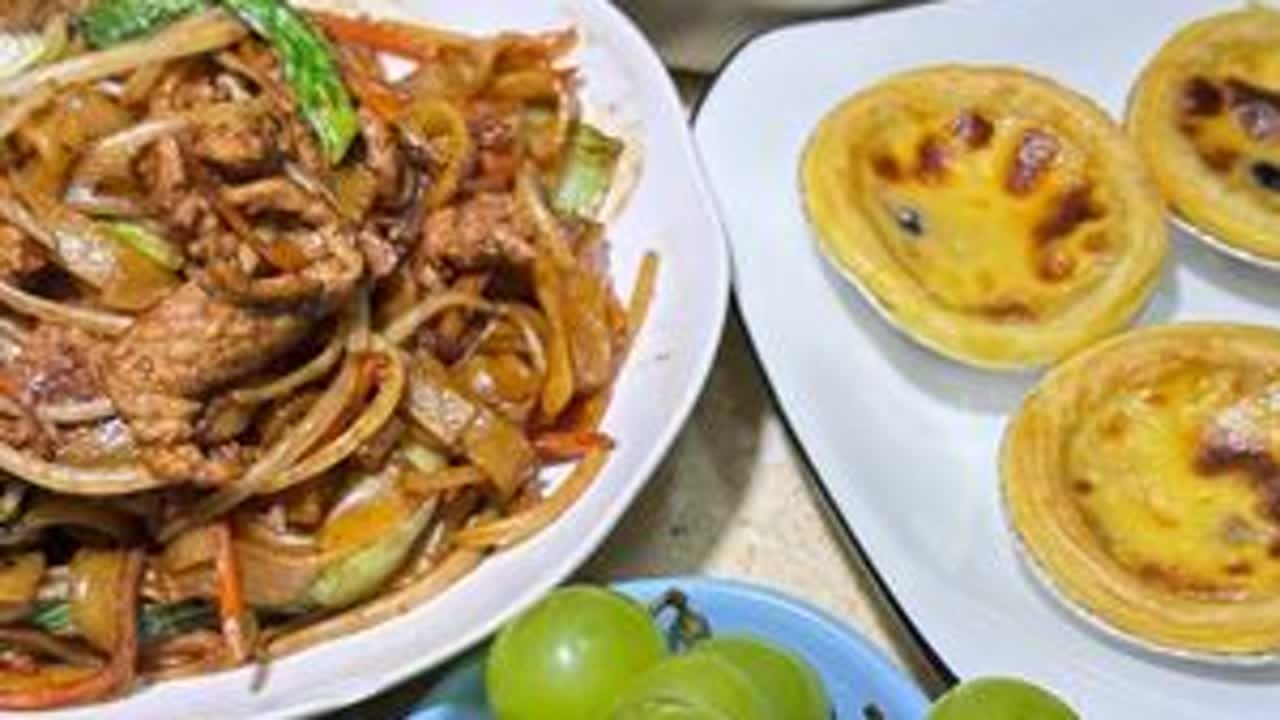 80后陪读妈妈，每天5:30起床给两个高中生做早饭，今天吃牛肉炒河粉，搭配南瓜米糊。高三的闺女最近学习压力大，找机会多和孩子聊天，舒缓一下紧绷的心情。#陪读妈妈 #记录真实生活 #爱生活爱美食