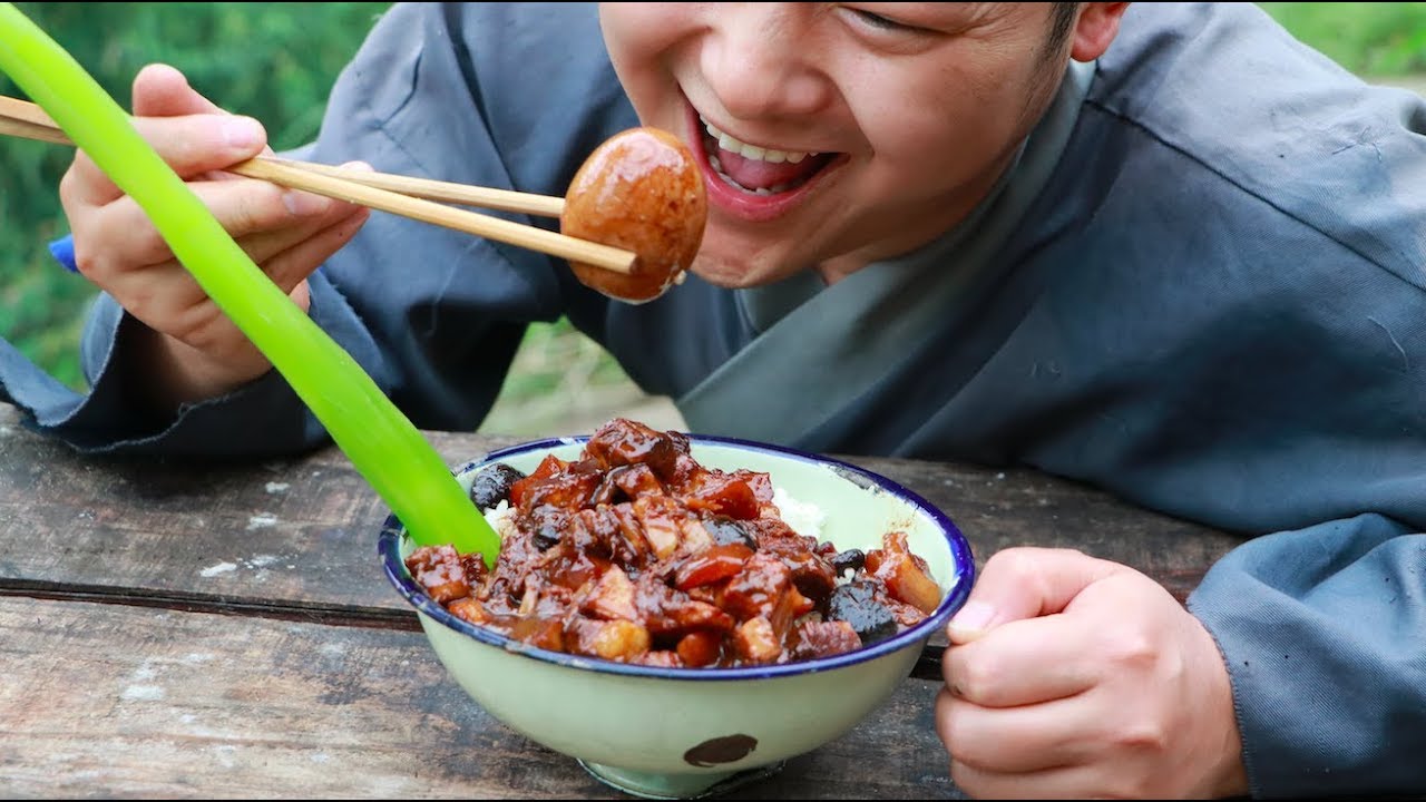 【Shyo video】2斤五花肉做的滷肉飯，再加一個雞蛋，小伙吃得真過癮