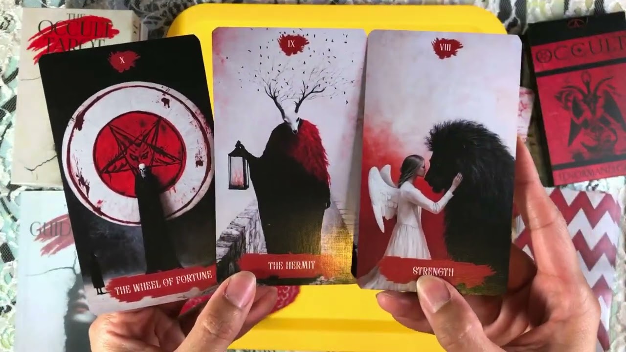 AKU270 - Day 267/365 Day #kickstarter Tarot Deck: Arcana Obscura - The Occult Tarot #unbox #flipthru