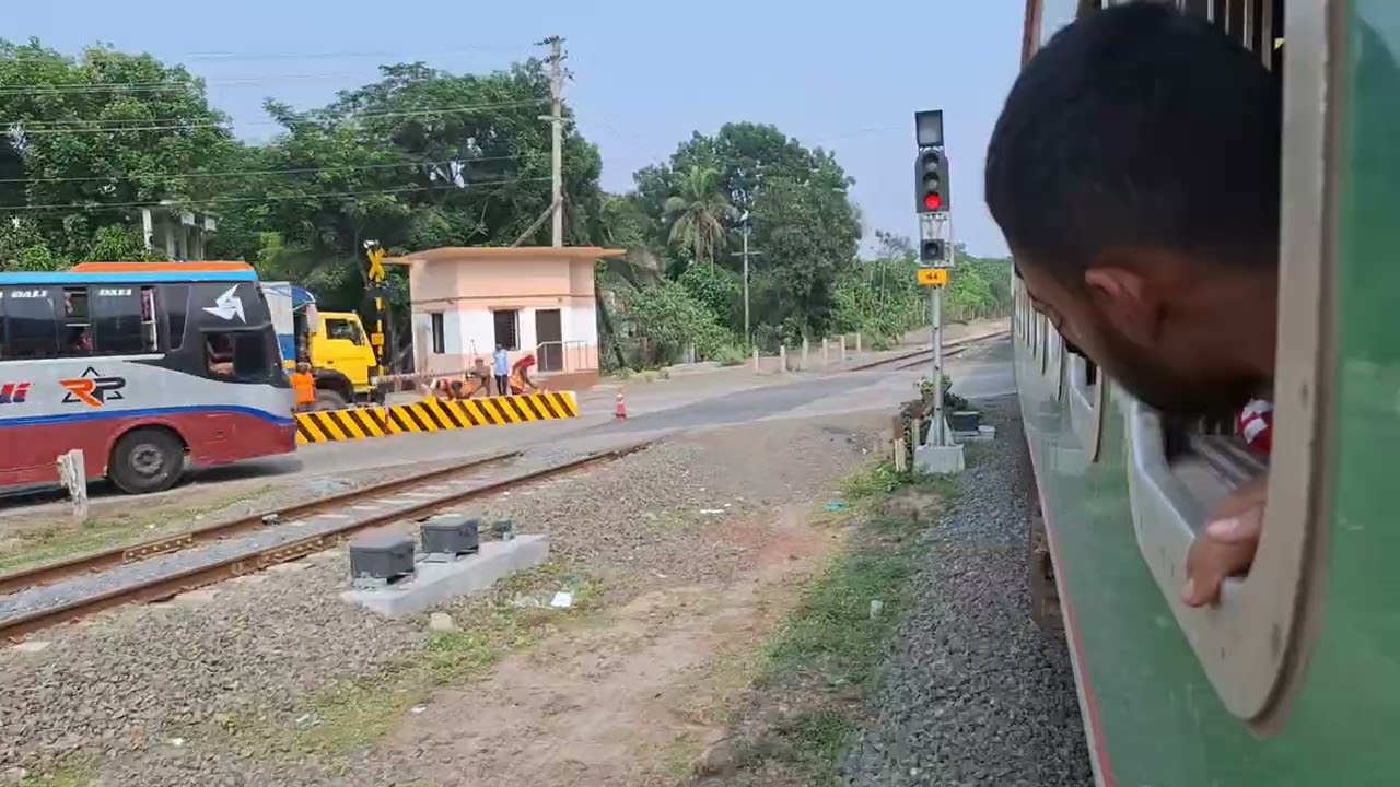 সুন্দরবন এক্সপ্রেস ট্রেন রূপদিয়ার স্টেশন অতিক্রম করে এবার সিংগিয়া রেল স্টেশন অতিক্রম করছে।