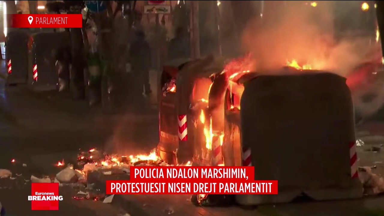 Molotov para parlamentit, digjen koshat e plehrave! Revoltohen protestuesit e PD