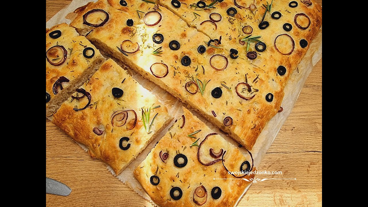 Foccacia - cienki włoski chlebek, pyszny ,domowy z oliwą, rozmarynem i czarnymi oliwkami #foccacia
