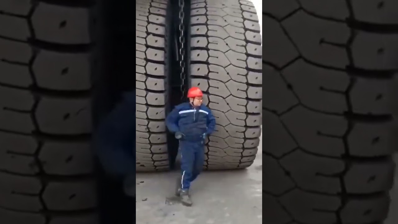 БелАЗ 75710 - самый большой карьерный самосвал на планете.