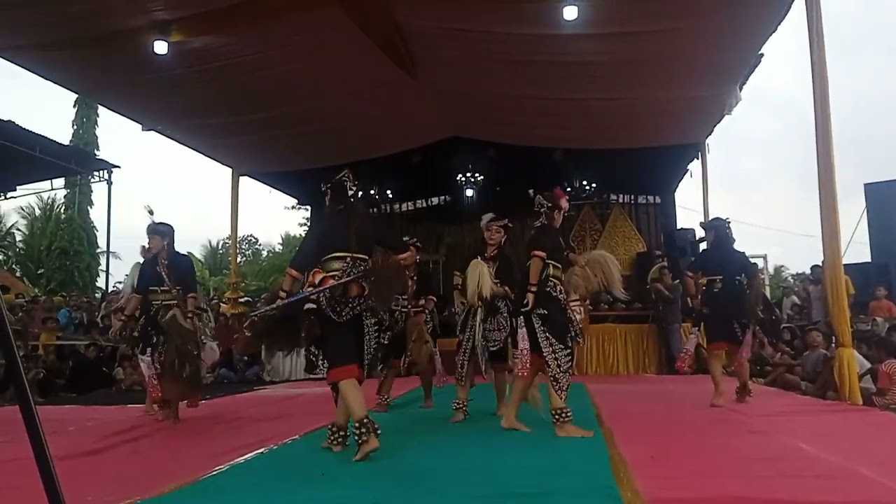 Warok Sido Muncul Turonggo Asih live siang di lapangan  Banjengan pacor #warok #kesenian #tarian