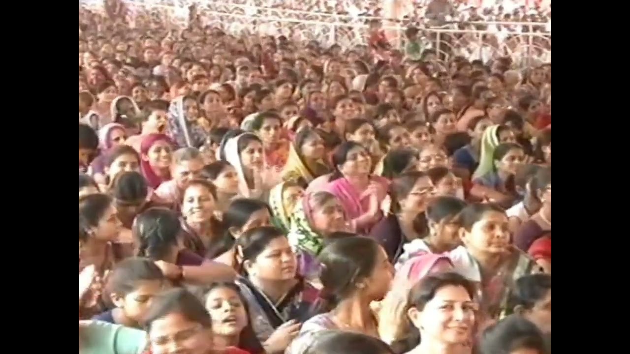 आचार्य श्री के प्रति भावों की अभिव्यक्ति करते हुए प्रख्यात कवि सत्तन जी। कुण्डलपुर जून 2016