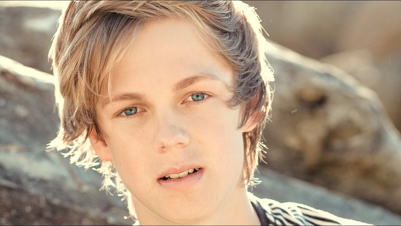 CASPAR LEE DRAWS HIS LIFE