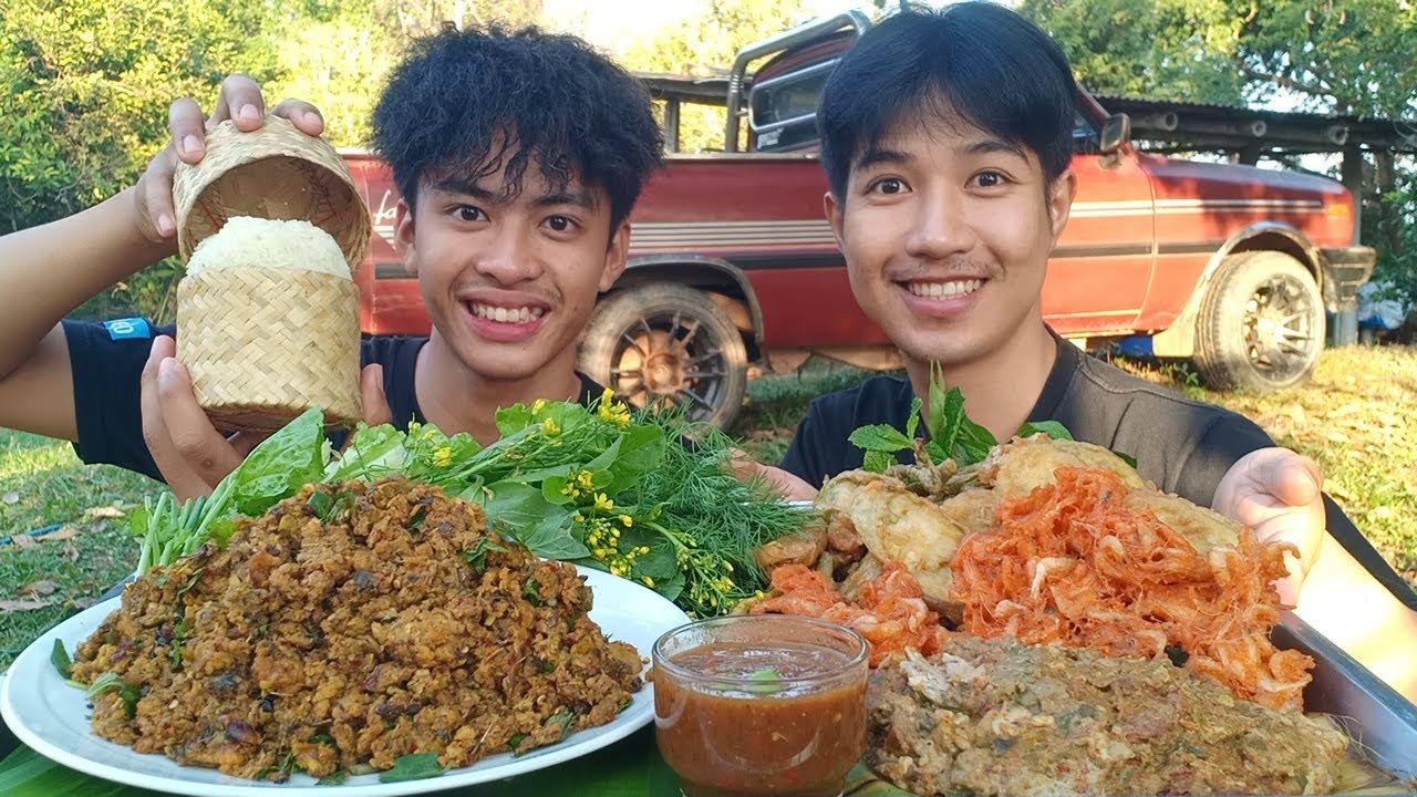 ลาบปลากดคัง หมกอ่องออหมู นํ้าพริกกะปิผักทอดมากินข้าวด้วยกันครับ.