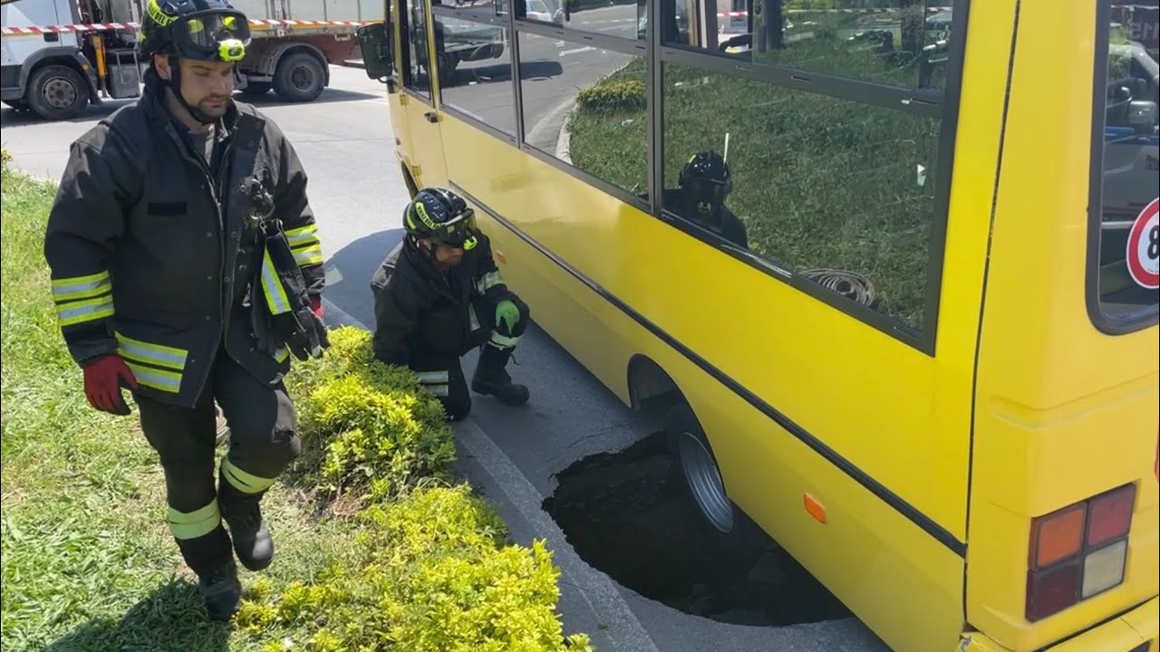 Vasto - Al passaggio dello scuolabus si apre buca profonda 8 metri. Bambini incolumi