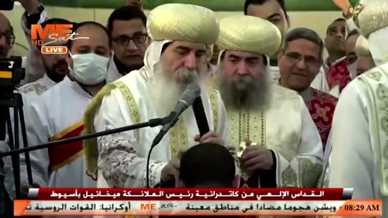 لحظة سيامة الشماس مايكل فيكتور كاهنًا على مذبح كنيسة مار مرقس بمدينة ناصر بهضبة أسيوط بأسم القس يوسف