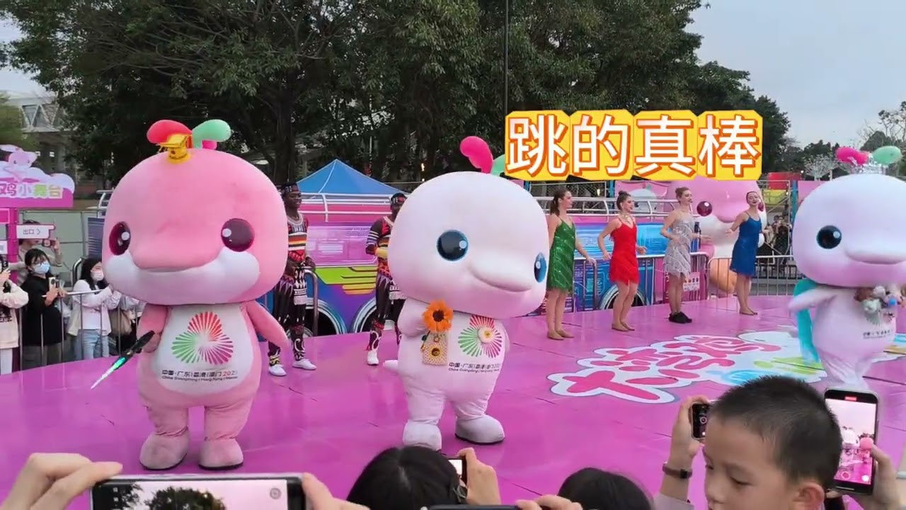 载歌载舞的鸡仔舞团来了位不会跳舞的鸡大王 反差萌好可爱