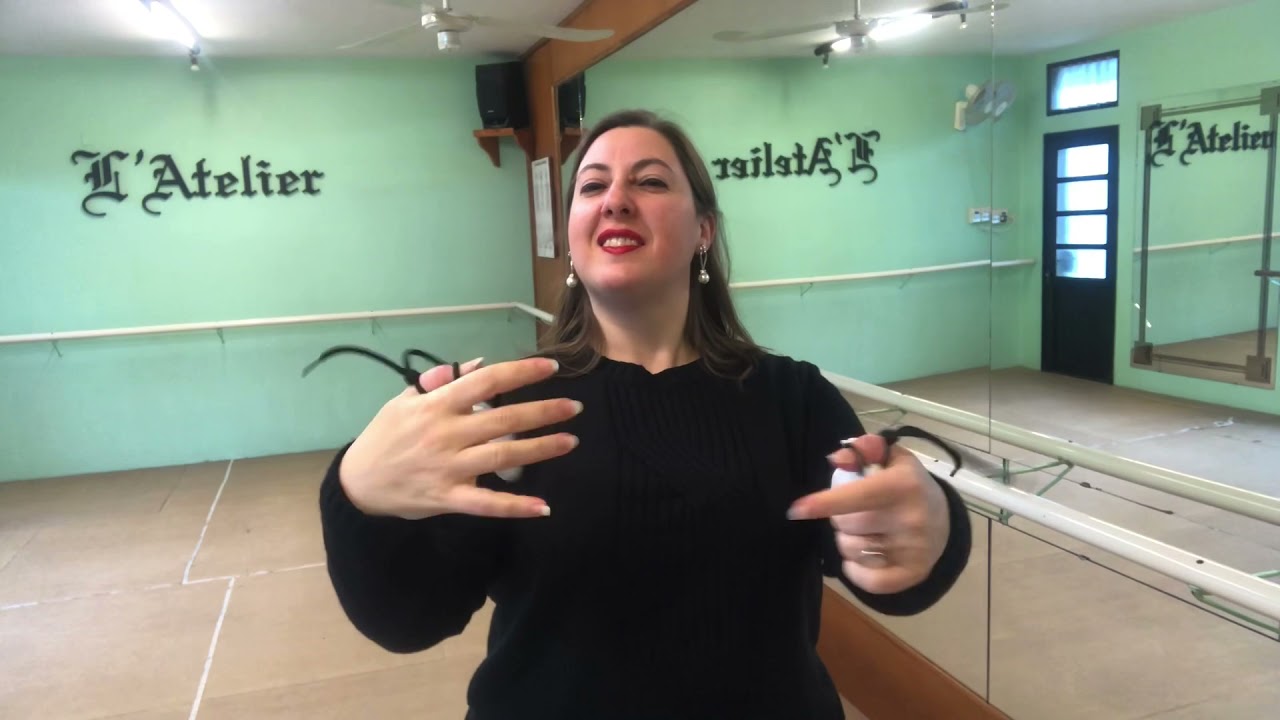 España Cañí, interpretado por la concertista de castañuelas Pamela Lenzu
