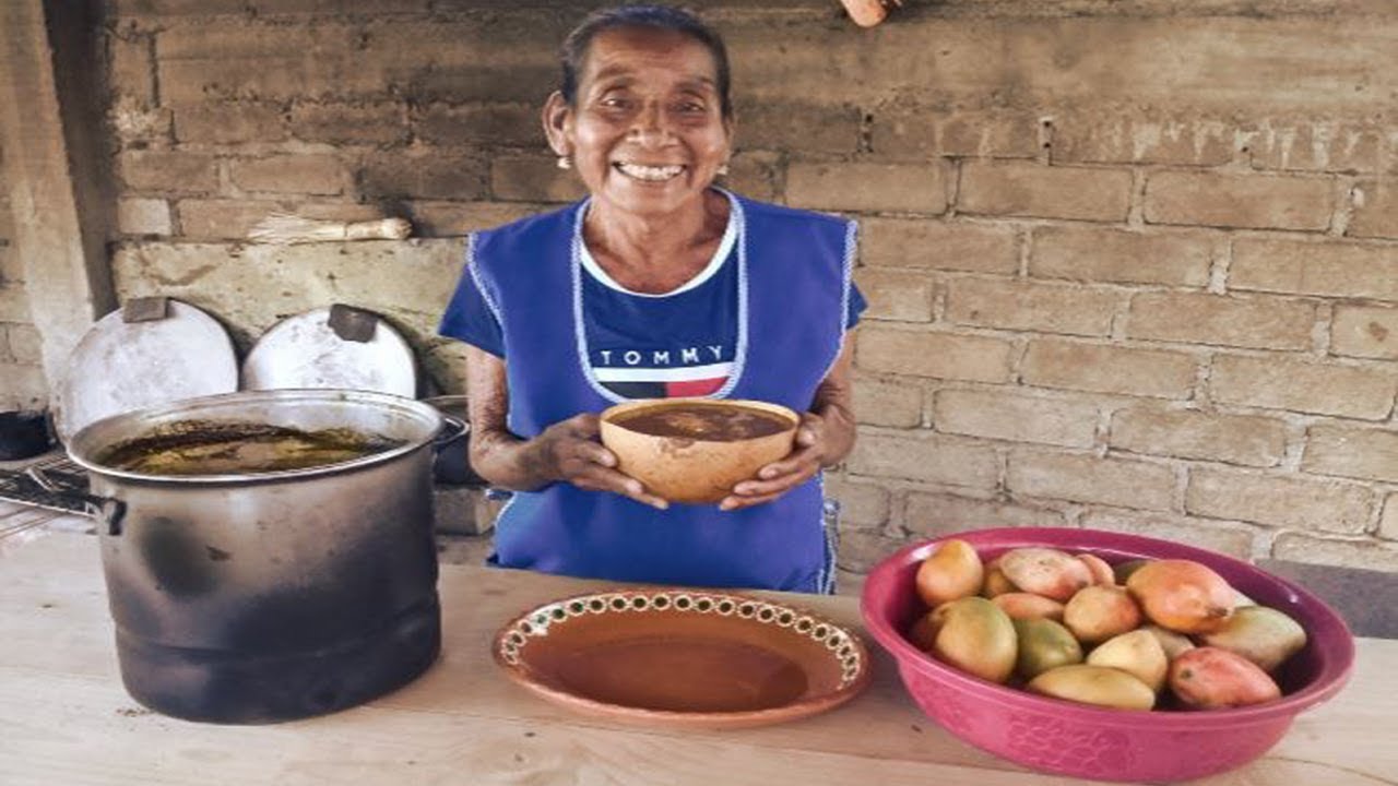 HACIENDO UN SABROSO Y AUTENTICO ATOLE DE MANGO | DOÑA LUPITA