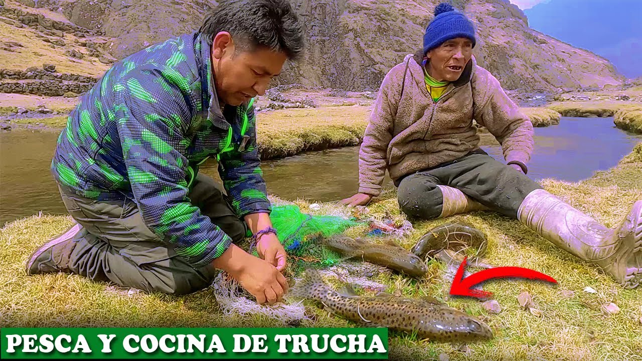 Pesca truchas en un pequeño río en los andes del Perú con tío Aurelio