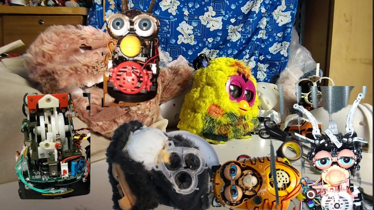 Piezas y Furbys desarmados ( Muestra de distintos componentes de un Furby)