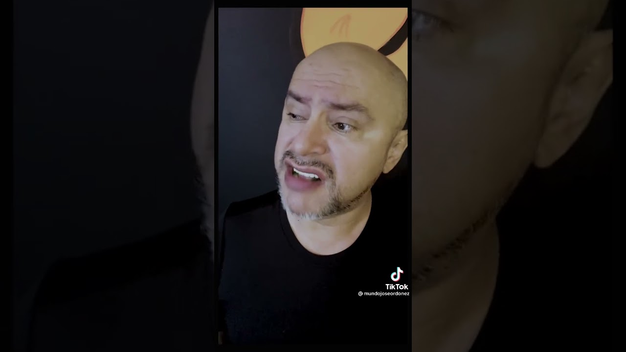 Colombiano comiendo chile y hablando de mexicanos