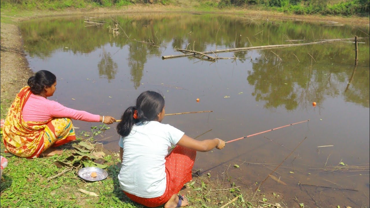 Fishing With Hook🎣🐬| Mother and daughter caught a big fish together from the pond |girl hook fishing