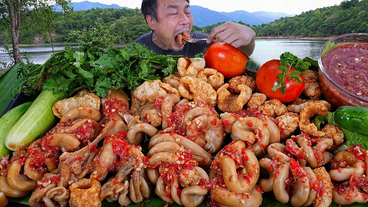 ไส้ตันอ่อนๆนุ่มๆคลุกซีฟู้ดปลาร้าแซ่บๆรสจัดๆเผ็ดๆ กับวิวบรรยากาศต้นหน้าฝน-24-06-2023-