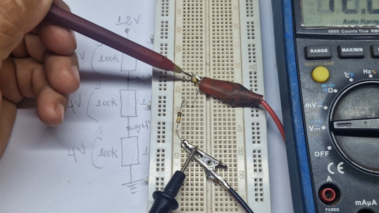 Analisando queda de tensao em malha resistiva com multimetro analogico e digital.