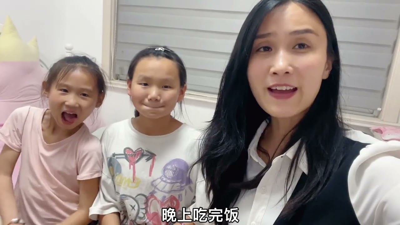 两个女儿在一起玩，不慎摔破了腿，拉开裤腿妈妈心疼了，太严重了