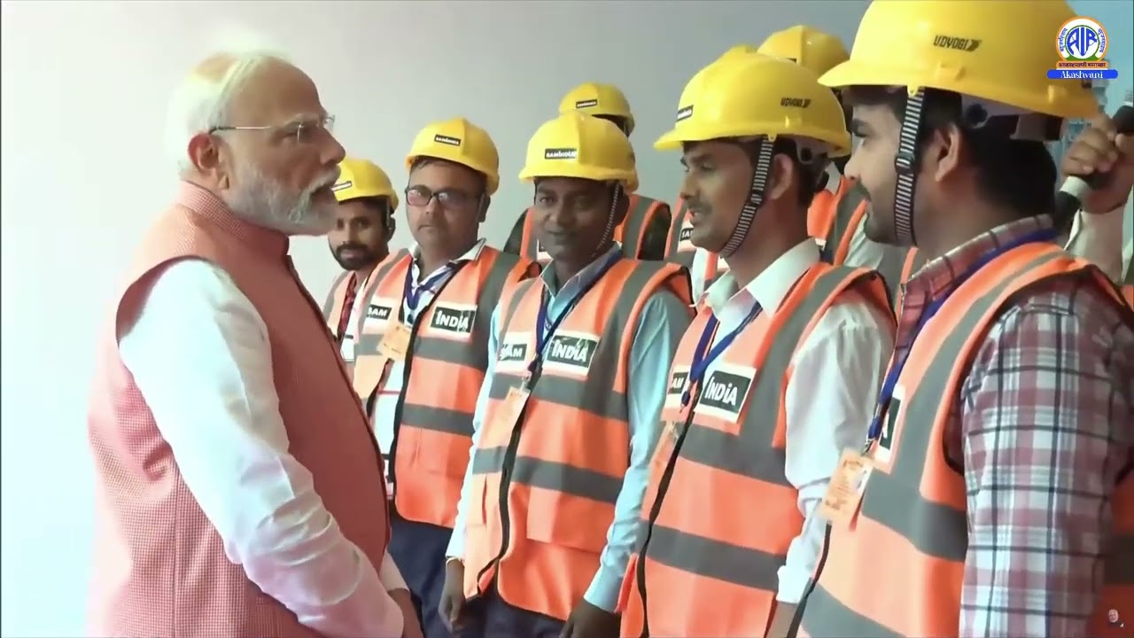 PM Modi Meets Workers Behind New MP Housing Project in Delhi