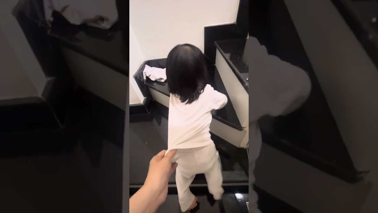 Em bé cũng có sở thích leo cầu thang nhé😄