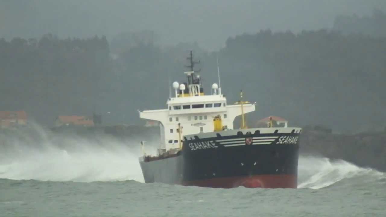 Petrolero Seahake fondeado en la Ría de Ares durante el temporal del 06-01-2014.
