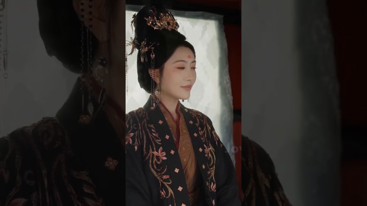 Chàng trai bất ngờ xuyên thời gian, xuất hiện trên giường công chúa, vô tình chạm mông nàng.