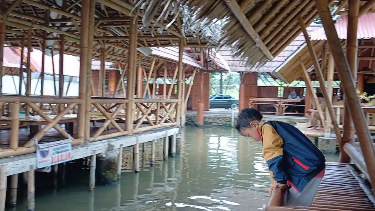 Suasana Bikin Betah | Mampir Makan di Saung Oemah  Kota Banjar