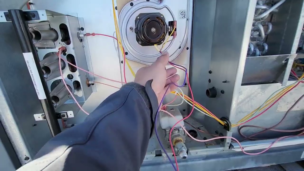 Замена и диагностика двигателя вентилятора индукционного типа на установке Goodman Package, специ...