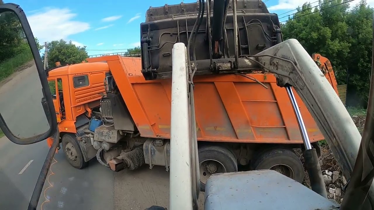 Погрузка веток и травы на мусорных эстокадах. Пробил колесо. Ремонт колеса TEREX TLB-815 .