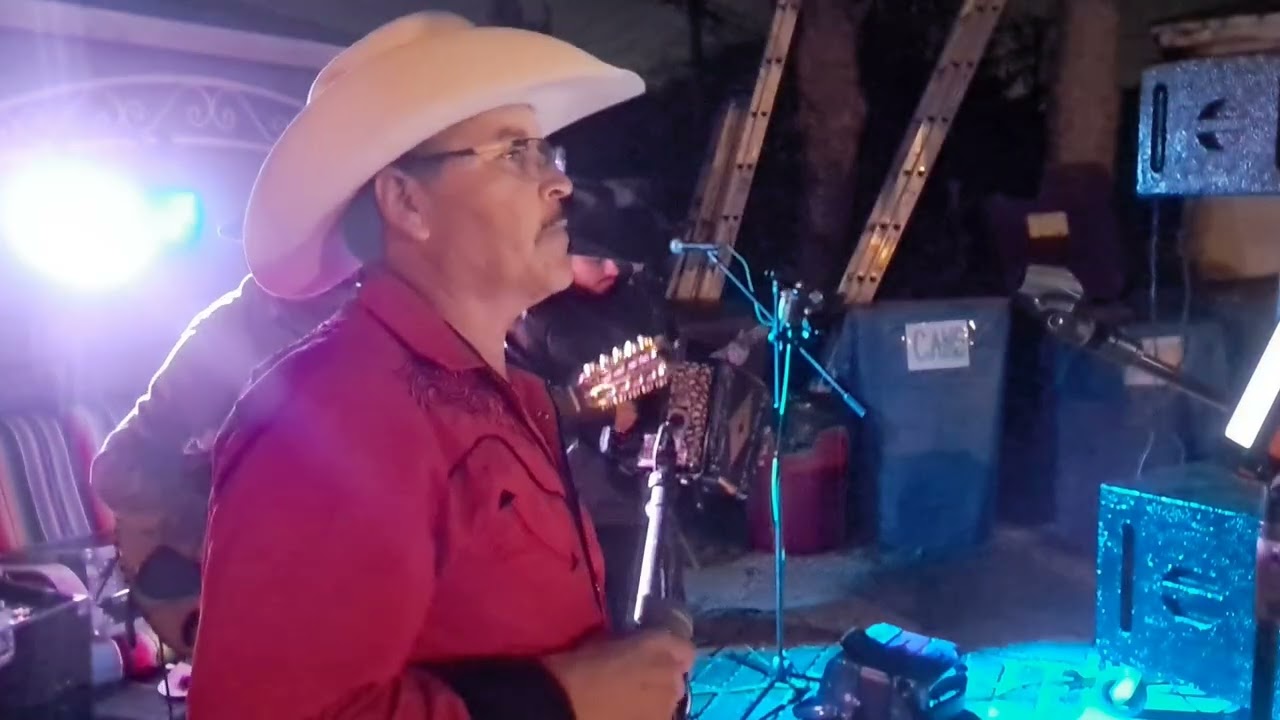 CON LA TIERRA ENCIMA. ESCAPULARIO NORTEÑO