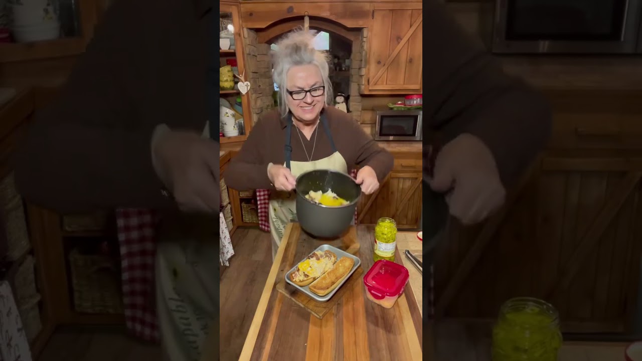 Сэндвичи с курицей, чеддером, беконом и соусом ранч.