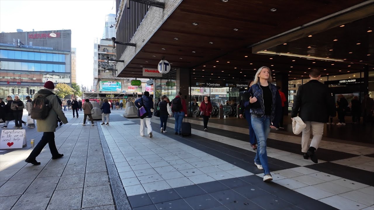 Stockholm Street Style | What People Wear in Stockholm | Trendiest Looks! 🍂🇸🇪