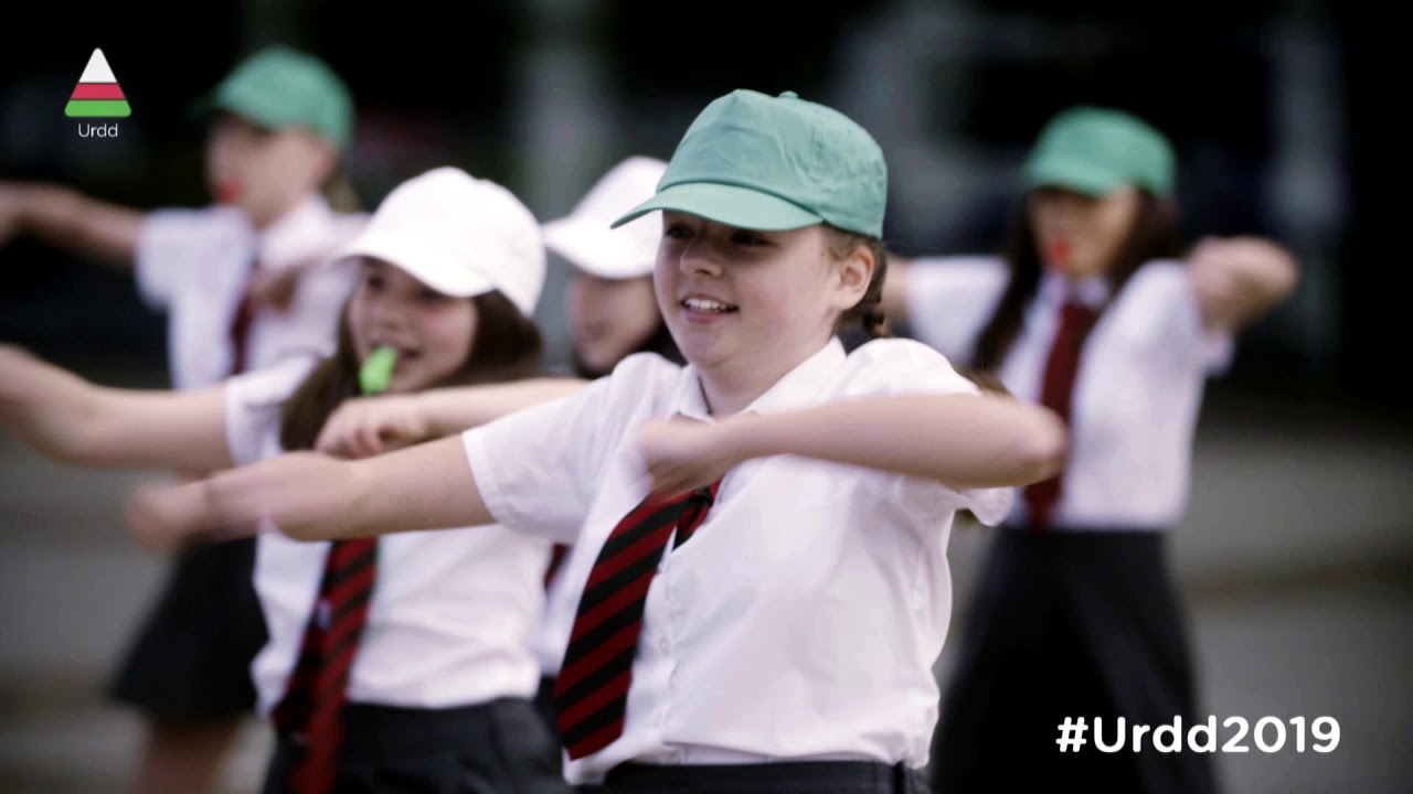 Hei Mistar Urdd: Mei Gwynedd a phlant ysgolion Caerdydd a’r Fro