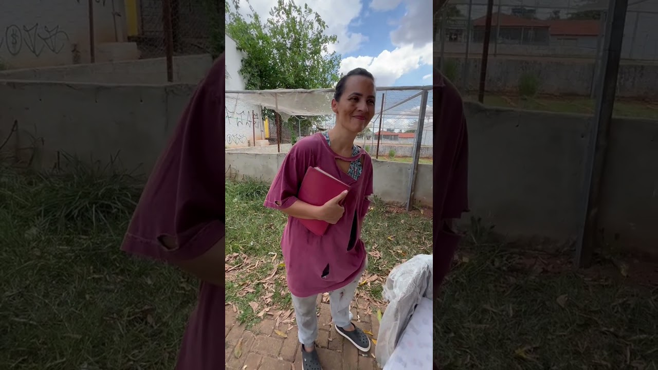 Milionário dá casa para uma linda senhora de rua 😭 a reação dela nos fez chorar!