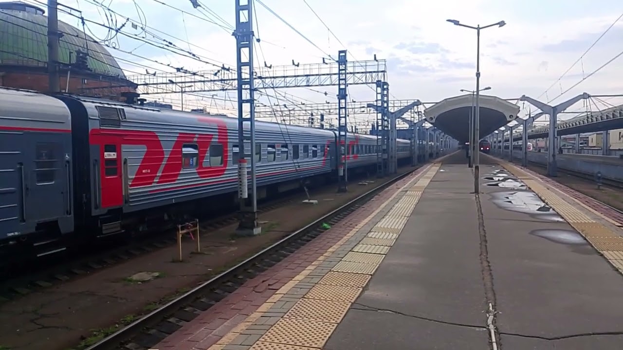 Электровоз ЭП2К-272 с пассажирским поездом отправляется с Ленинградского вокзала (16 июл. 2025) 