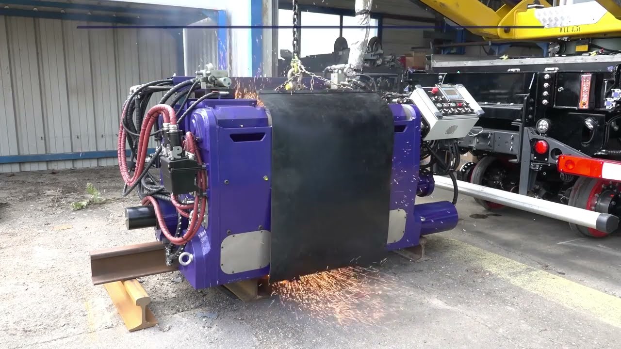Flash Wizard - Road-rail vehicle for flash-butt rail welding | Geismar