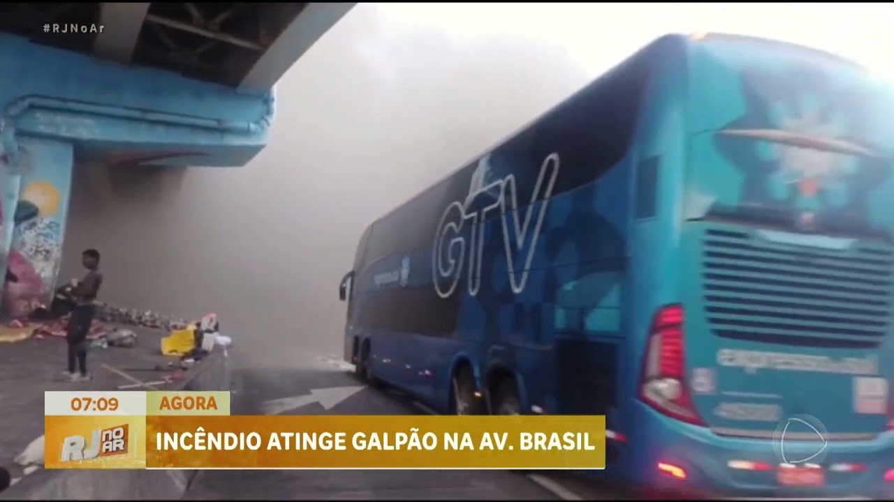 INCÊNDIO ATINGE GALPÃO NA ALTURA DE RAMOS NA AV. BRASIL