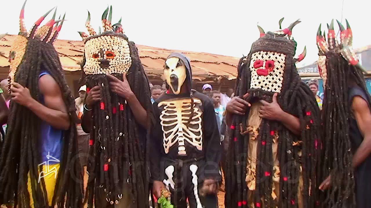 Une Danse extraordinaire de l'ouest Cameroun, fait pour les Initiés et es grandes chefferies - Alix