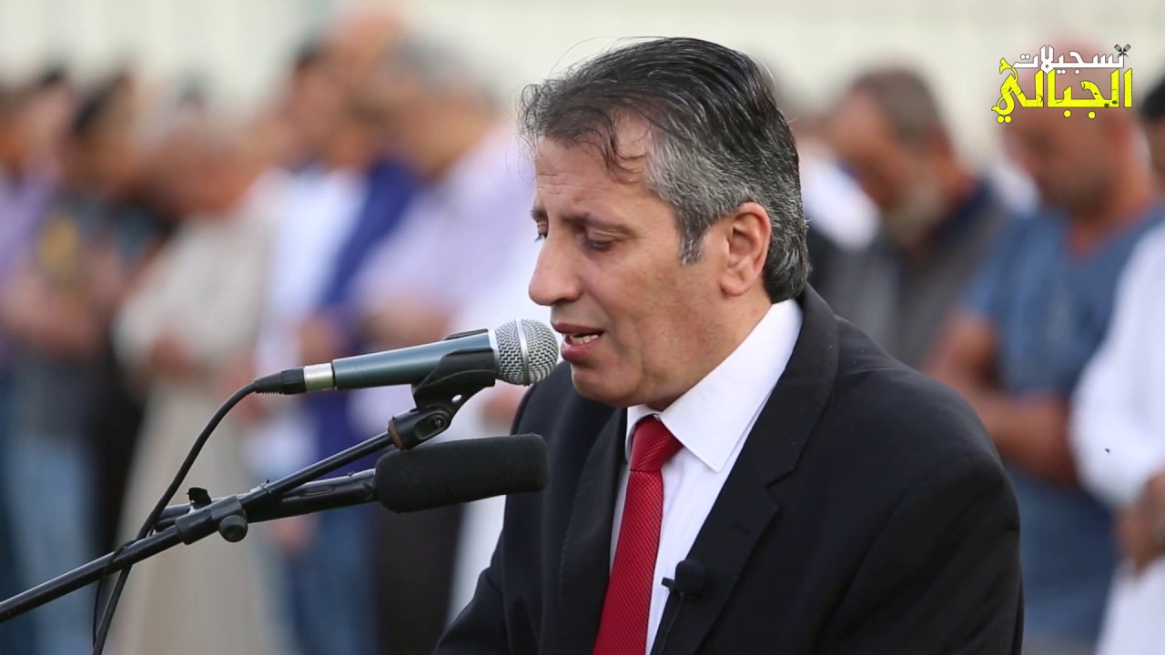 أهالي مخيم نور شمس يؤدون صلاة عيد الفطر 2019