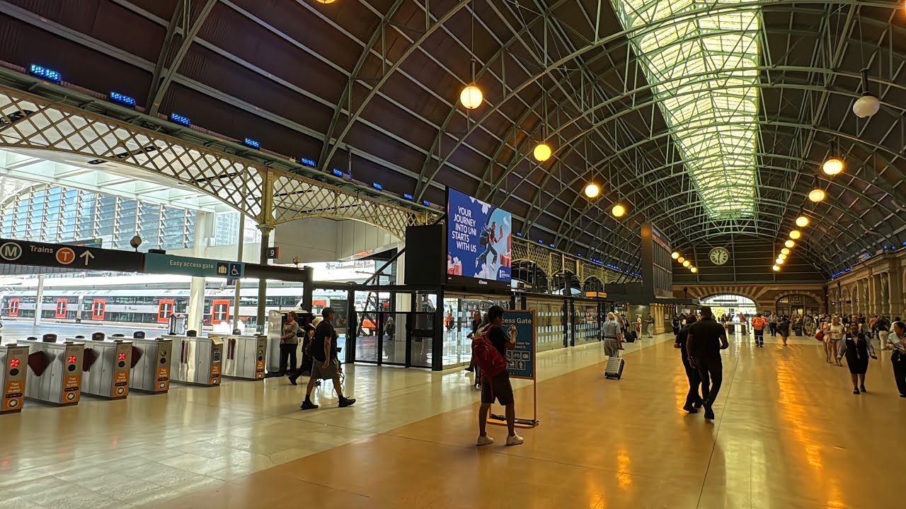 Sydney ~ Walking And Catching A Train To Get Some Noodles . 