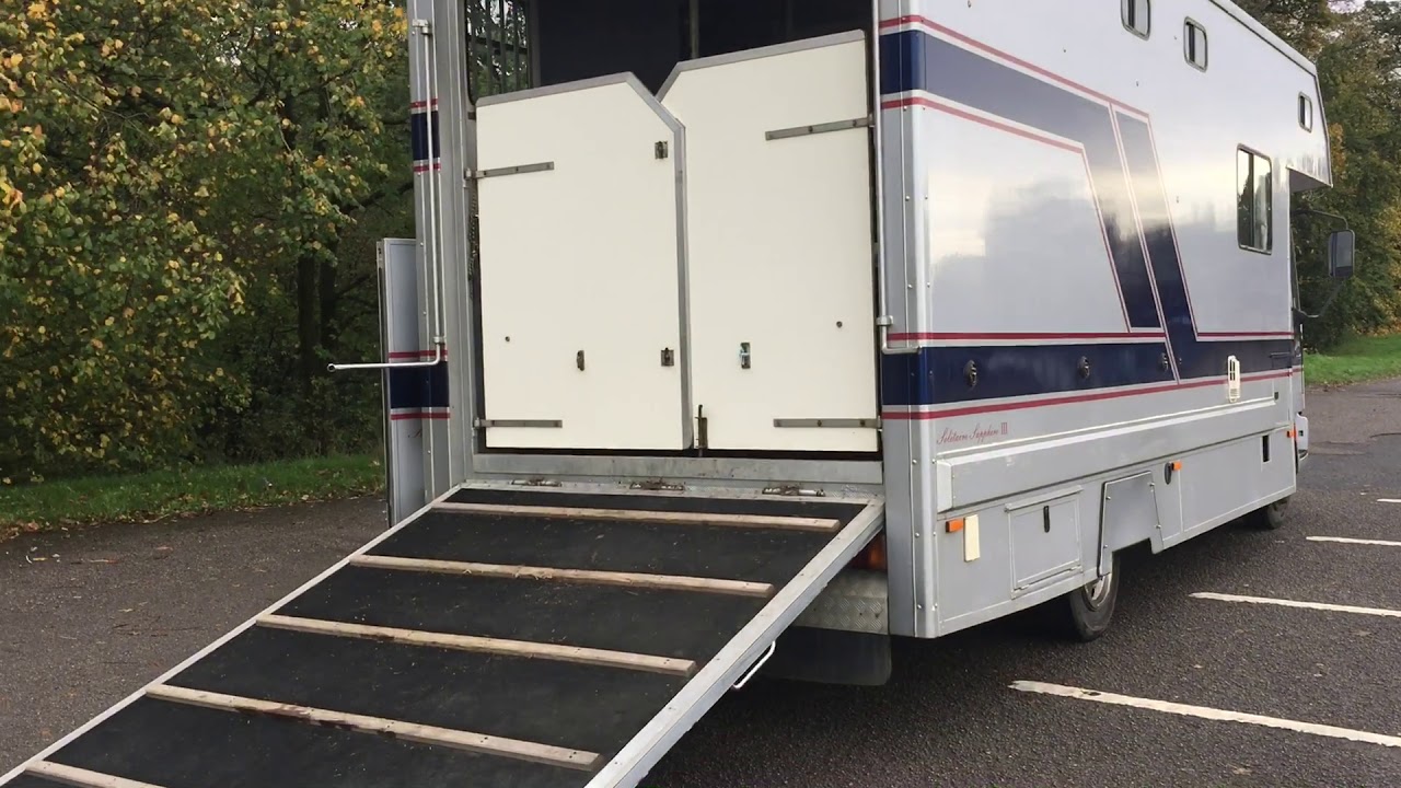 Solitaire Sapphire Horsebox