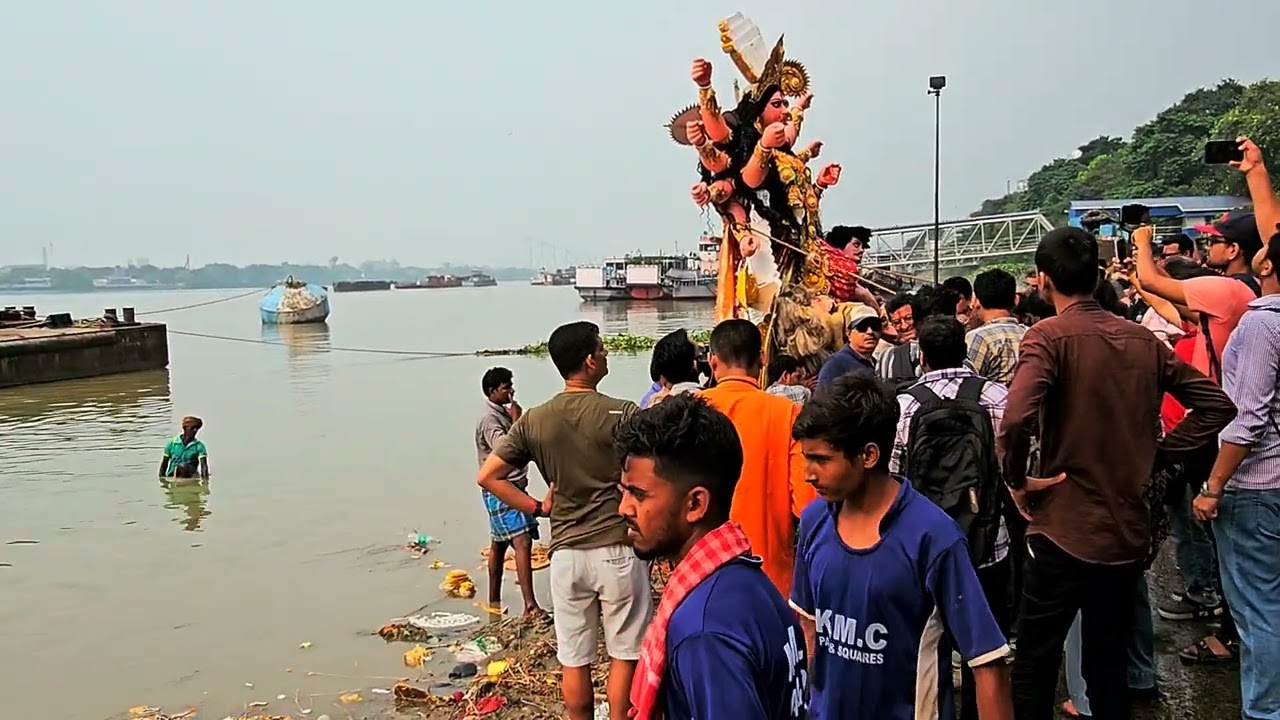 Durga Bisorjon of Lake Sarbojonin !! [ Visarjan at Babu Ghat. Kolkata]