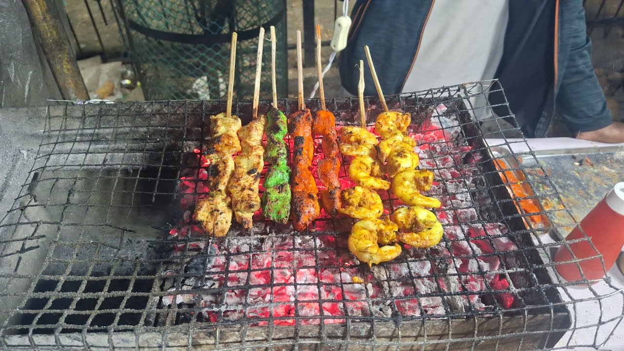 Tandoori chicken sticks 🤤🤤🤤At mausima chakk price buy 4 get 1 free only chicken 😋 ₹100 re 5 sticks😋