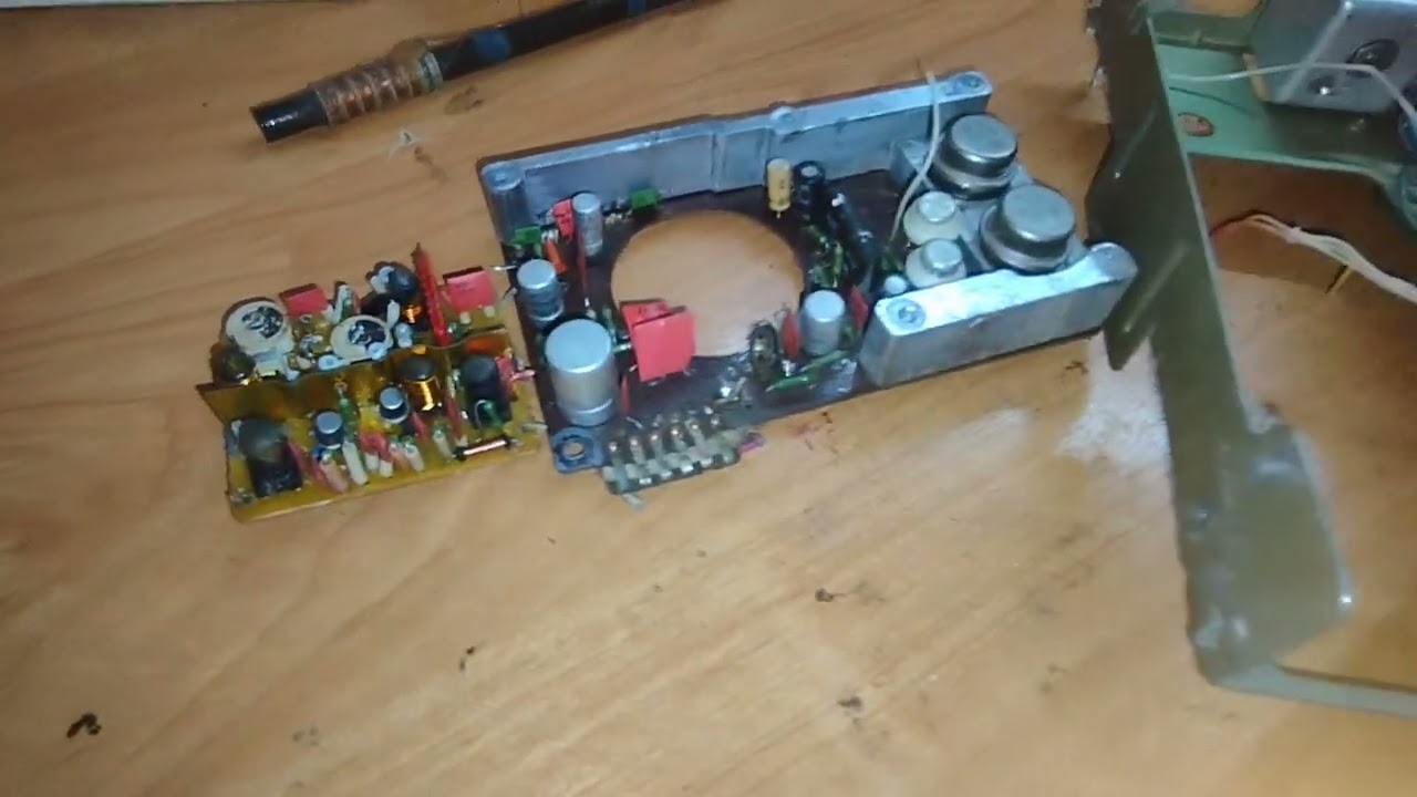 Разбор радиоприемника Урал Авто 2  Кто знает что за радиодетали?