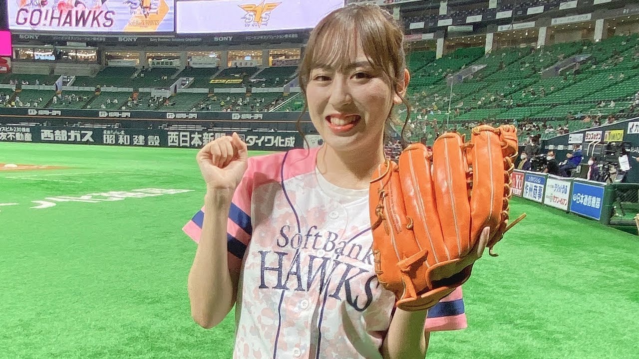 HKT48坂口理子、美脚全開のショーパン姿で初始球式　大きく振りかぶるもノーバンならず　『ソフトバンクホークス対千葉ロッテマリーンズ戦』